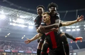 Josip Stanisic Festeja con sus compañeros tras marcar el gol del empate del Bayer Leverkusen.