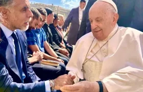 El embajador ante la FAO, Armando Benedetti, recibe la bendición del Papa.
