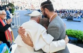 En emotiva ceremonia, el Papa abraza a un israelí y a un palestino 