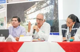 El ministro de Salud, Guillermo Alfonso Jaramillo, en una reunión que presidió en el Valle del Cauca