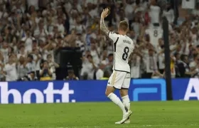 Toni Kroos saluda a la afición del Real Madrid tras el final del partido contra el Betis.