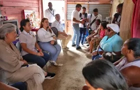 La ministra Catalina Velasco con una familia beneficiaria del programa 'Cambia mi casa' del barrio Villa Hermosa de Cartagena