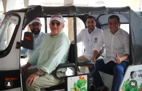 El gobernador Yamil Arana, el alcalde Dumek Turbay, el ministro de Minas, Carlos Camacho y el gerente de EPM, John Maya, en un motocarro eléctrico en Cartagena