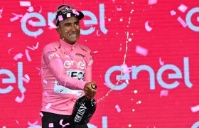 El ecuatoriano Jhonatan Narváez, con la maglia rosa tras ganar la primera etapa.