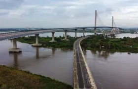 El nuevo y moderno puente Pumarejo inaugurado en el 2019, y al lado, la vieja estructura dada al servicio en 1974.