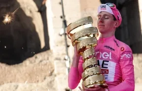 Tadej Pogacar con el trofeo de campeón del Giro de Italia 2024.