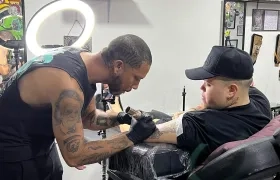 Juan Manuel Charris tatuando en Cayena Ink Tattoo.