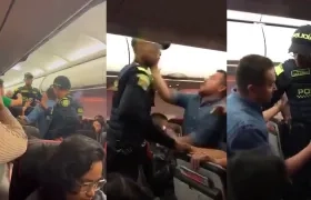Los pasajeros estaban cantando y riendo en el pasillo del avión.