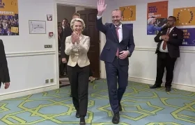 La presidenta de la Comisión Europea y candidata del PPE, Ursula von der Leyen, junto al presidente del partido Manfred Weber.