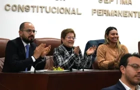 Gloria Inés Ramírez, Ministra del Trabajo (centro), celebra la aprobación, en primer debate, de la Reforma Laboral.
