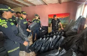 Las guitarras han sido entregadas a la Policía Metropolitana de Santa Marta.