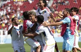Selección de Venezuela celebrando el triunfo. 