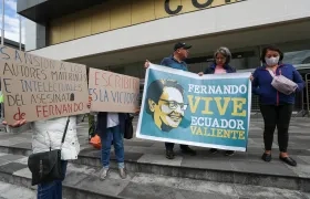 Familiares y amigos del asesinado candidato presidencial ecuatoriano Fernando Villavicencio.