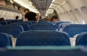 Consumir alcohol en un avión podría ser arriesgado.