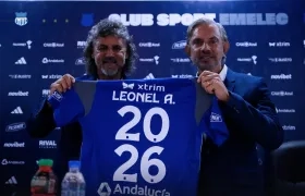 Leonel Álvarez en su presentación como nuevo técnico del Emelec. Lo acompaña José Pileggi, presidente del club.