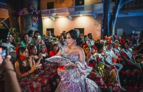 María Victoria Vargas, Reina del Carnaval de Soledad 2024, orgullosa con las butifarras de su municipio.