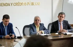Ricardo Bonilla (centro), ministro de Hacienda, en una reunión reciente