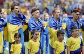 Jugadores de la selección ucraniana en los actos protocolarios previos al partido contra Rumania. 