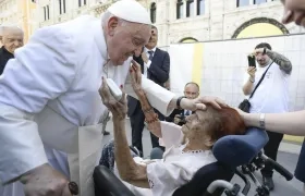 El Papa bendice a una mujer de 111 años en su visita a Trieste.