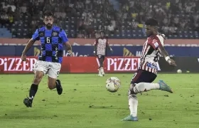 Roberto Hinojoza en acción durante el partido contra Boyacá Chicó.