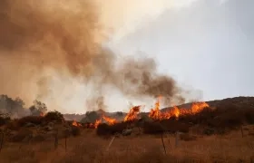 Terreno en llamas en California.