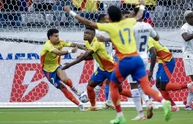 Jhon Córdoba festeja con Luis Díaz tras marcar el primer gol de Colombia.