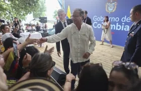 El presidente Gustavo Petro saluda a varios aficionados colombianos.