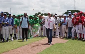 El gobernador del Atlántico, Eduardo Verano, realizó el lanzamiento de la primera bola del torneo.