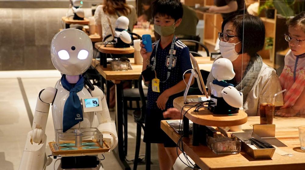 Un robot lleva consumiciones en una bandeja en el café DAWN ver.β de Tokio. 