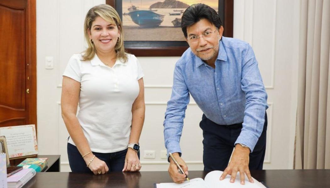 José Humberto Torres cuando se posesionaba ante la alcaldesa Virna Johnson.