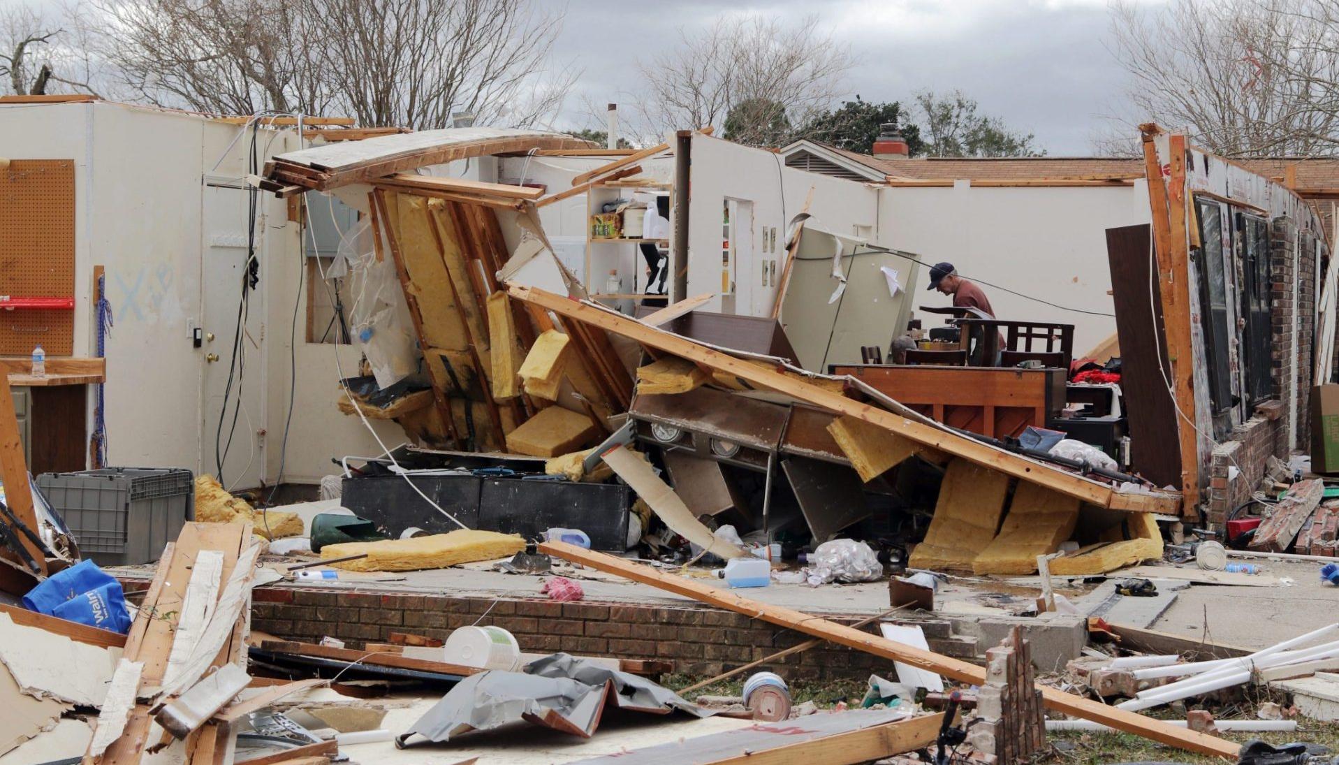 Viviendas destruidas tras el paso del tornado en Misisipii