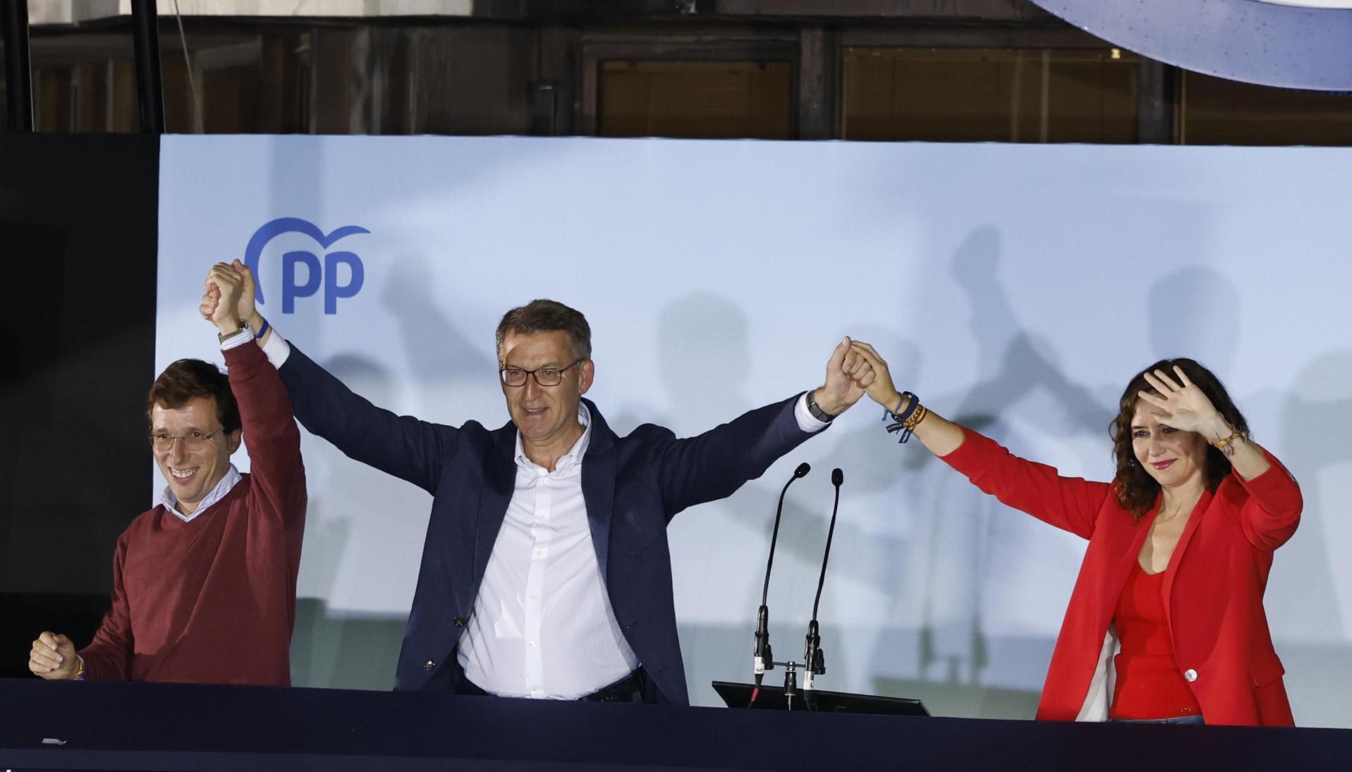 La presidenta de la Comunidad de Madrid y candidata a la reelección por el PP, Isabel Díaz Ayuso (d), el alcalde y candidato a la reelección José Luis Martínez -Almeida. 