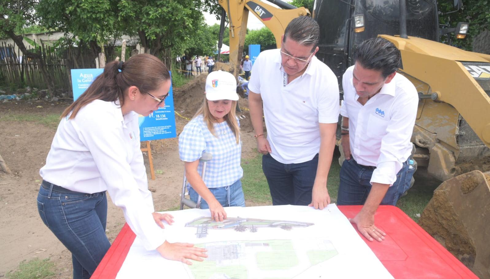 La gobernadora Elsa Noguera revisa el proyecto de acueducto rural en Sabanalarga