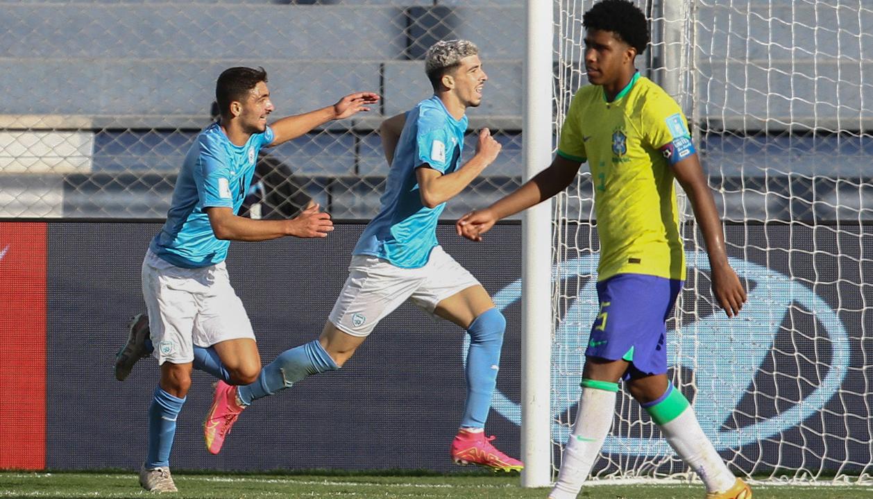 El atacante Dor Turgeman celebra el tercer gol israelí ante Brasil.  