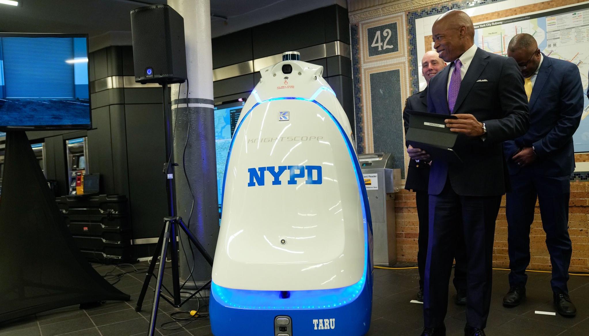 El alcalde de Nueva York Eric Adams presentó al robot policía. 