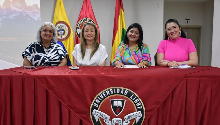 La rectora seccional, Beatriz Tovar Carrasquilla, junto a Zhejer Gutiérrez, Vilma Riaño y Reyna Elizabeth.