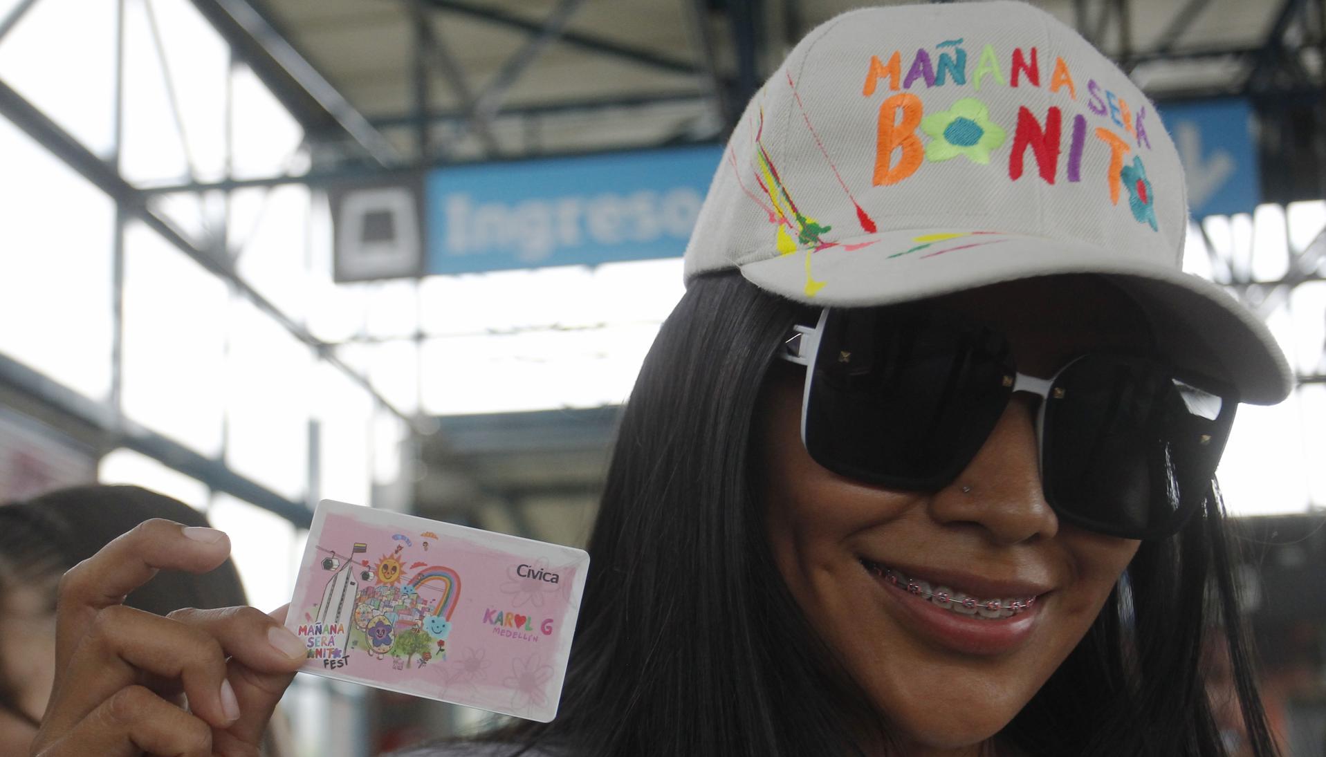 Fanática con tarjeta del Metro de Medellín.