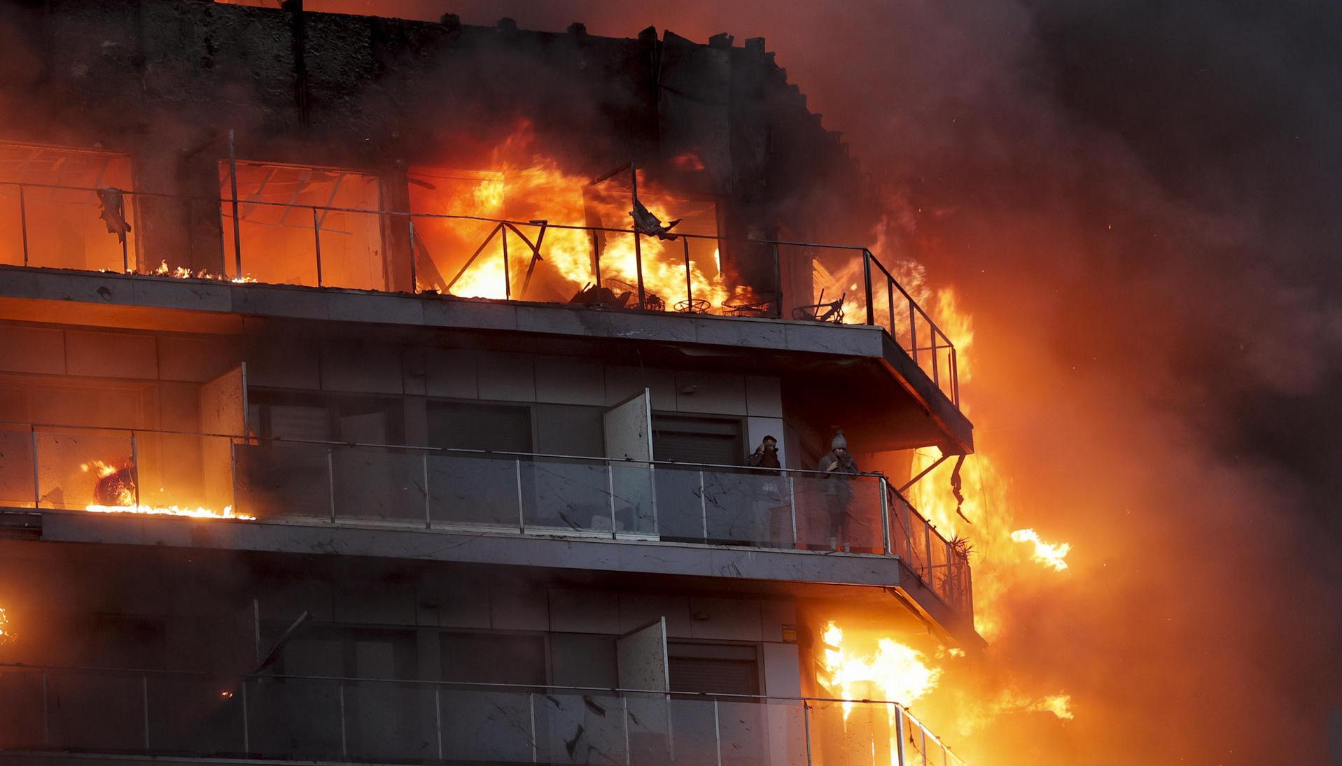Dos personas esperan ser rescatadas del edificio en llamas en Valencia, España. 