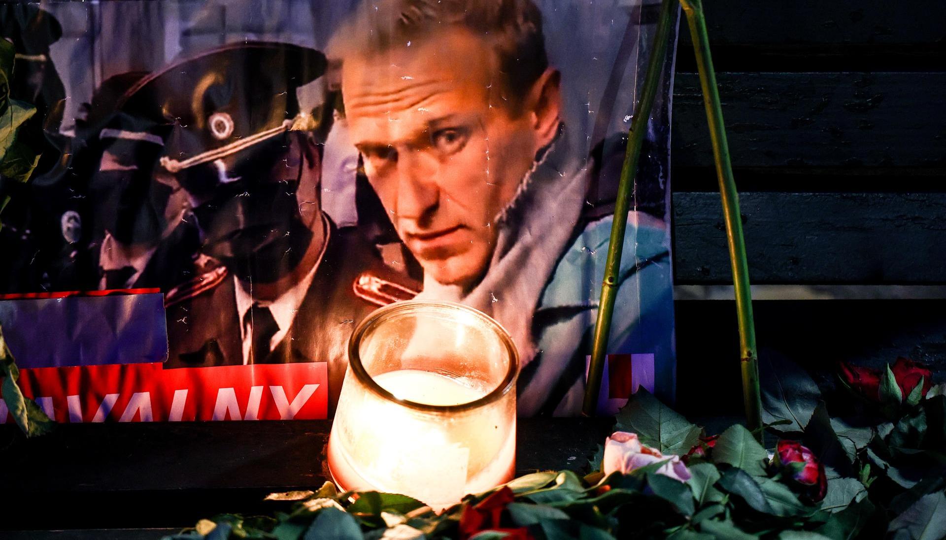 Un retrato del fallecido líder de la oposición rusa Alexei Navalny.