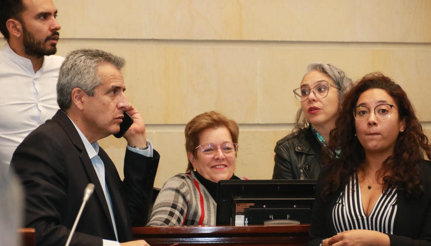 La MinTrabajo, Gloria Inés Ramírez, con el MinInterior, Luis Fernando Velasco, y la senadora Maria José Pizarro