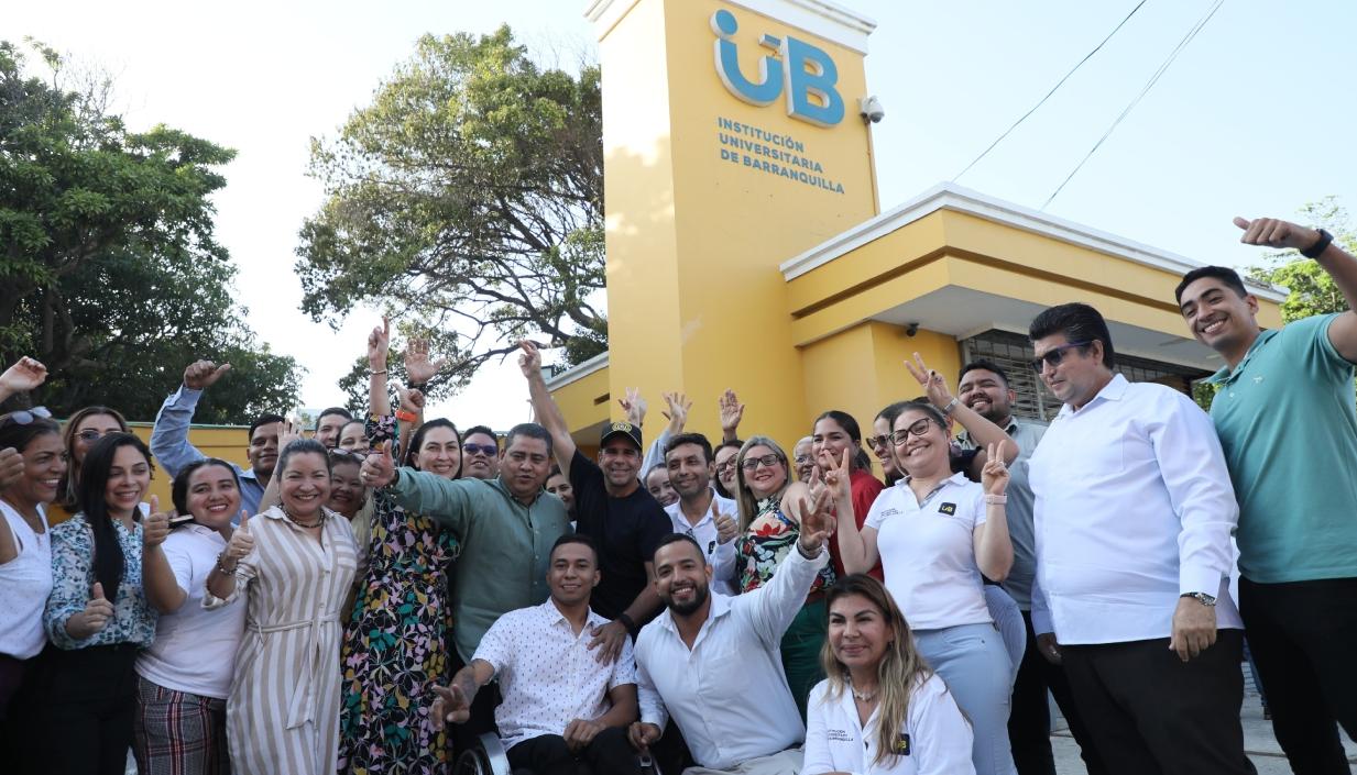 El alcalde Alejandro Char con funcionarios y trabajadores de la IUB. 