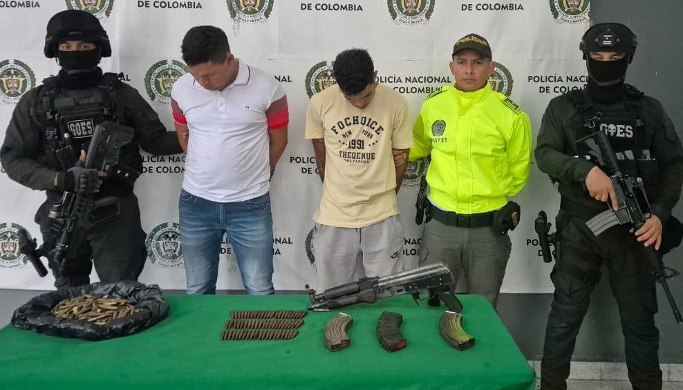 Los dos capturados con un fusil y municiones en el barrio La Esmeralda. 