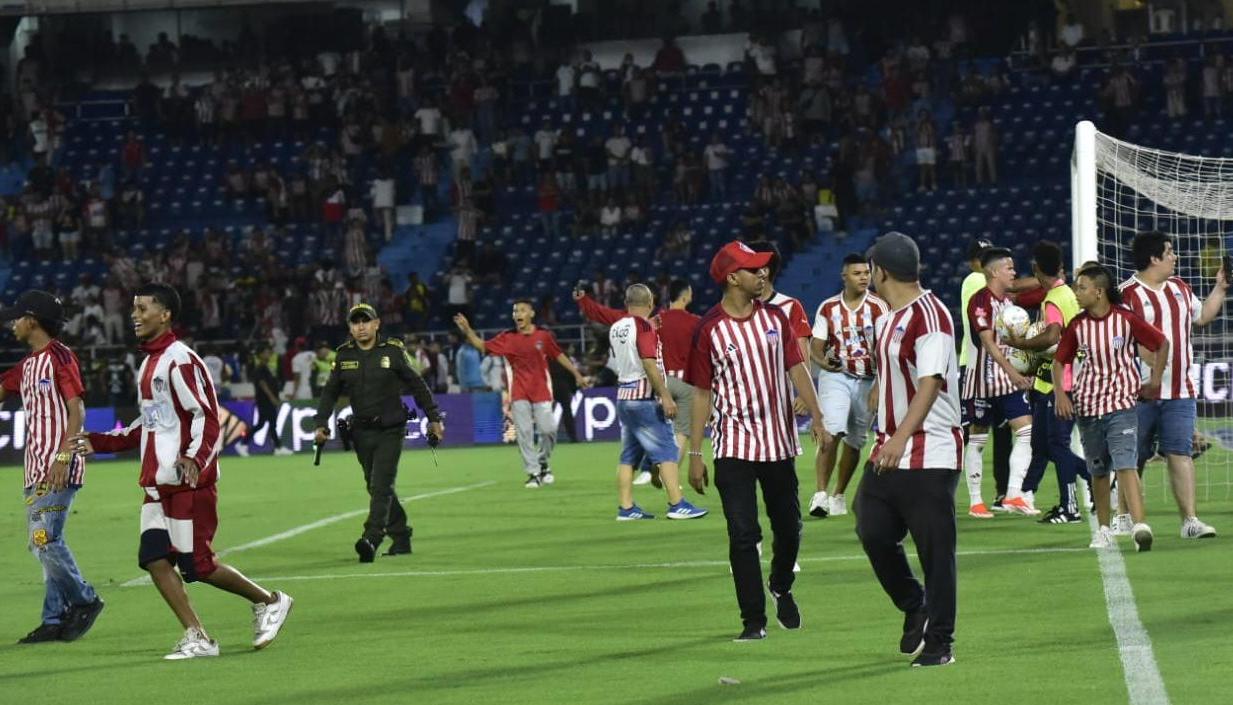 La invasión de la cancha por aficionados del Junior produjo que el partido contra Bucaramanga estuviera suspendido durante 35 minutos.