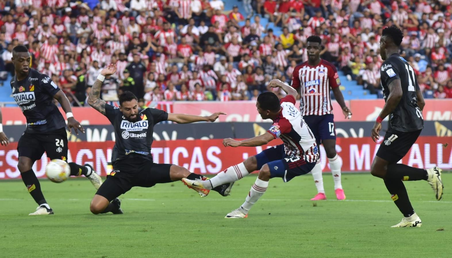 El gol de Carlos Bacca para el 3-1 ante Deportivo Pereira, tras la derrota del equipo tiburón este domingo en el Metropolitano