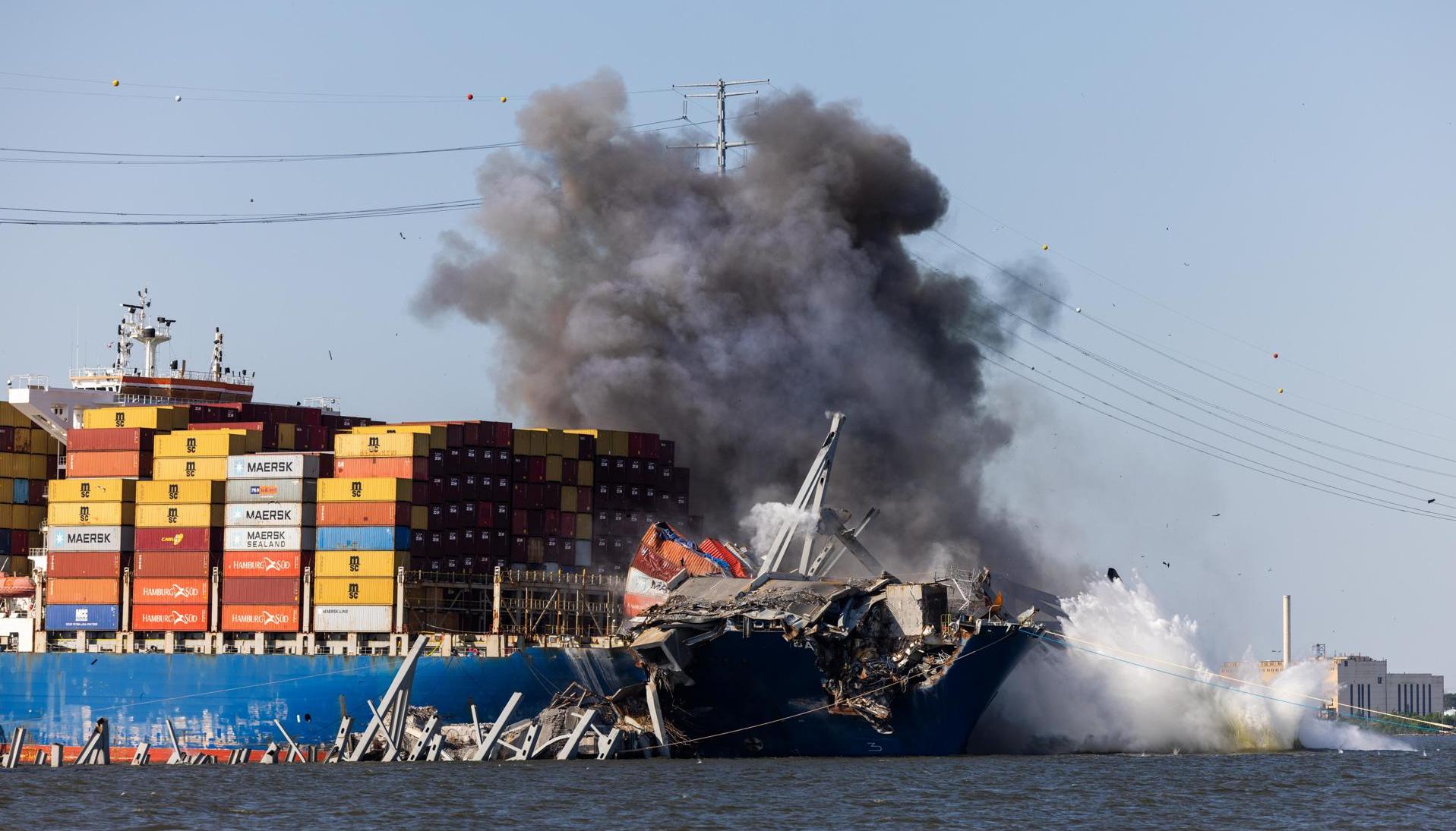 Los explosivos son usados para demoler parte del puente y así liberar el buque. 