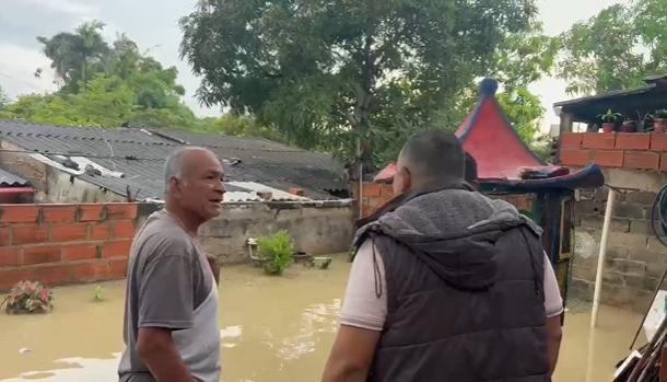Uno de los damnificados enseña las inundaciones en su vivienda