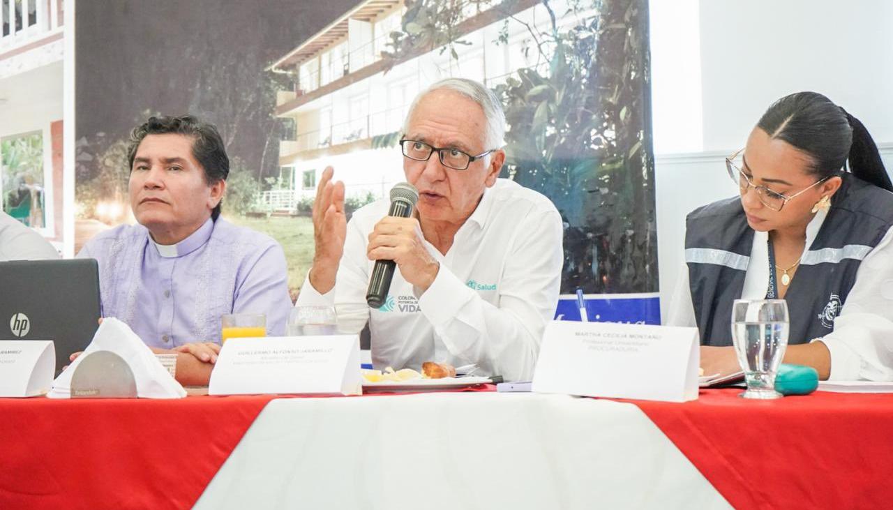 El ministro de Salud, Guillermo Alfonso Jaramillo, en una reunión que presidió en el Valle del Cauca