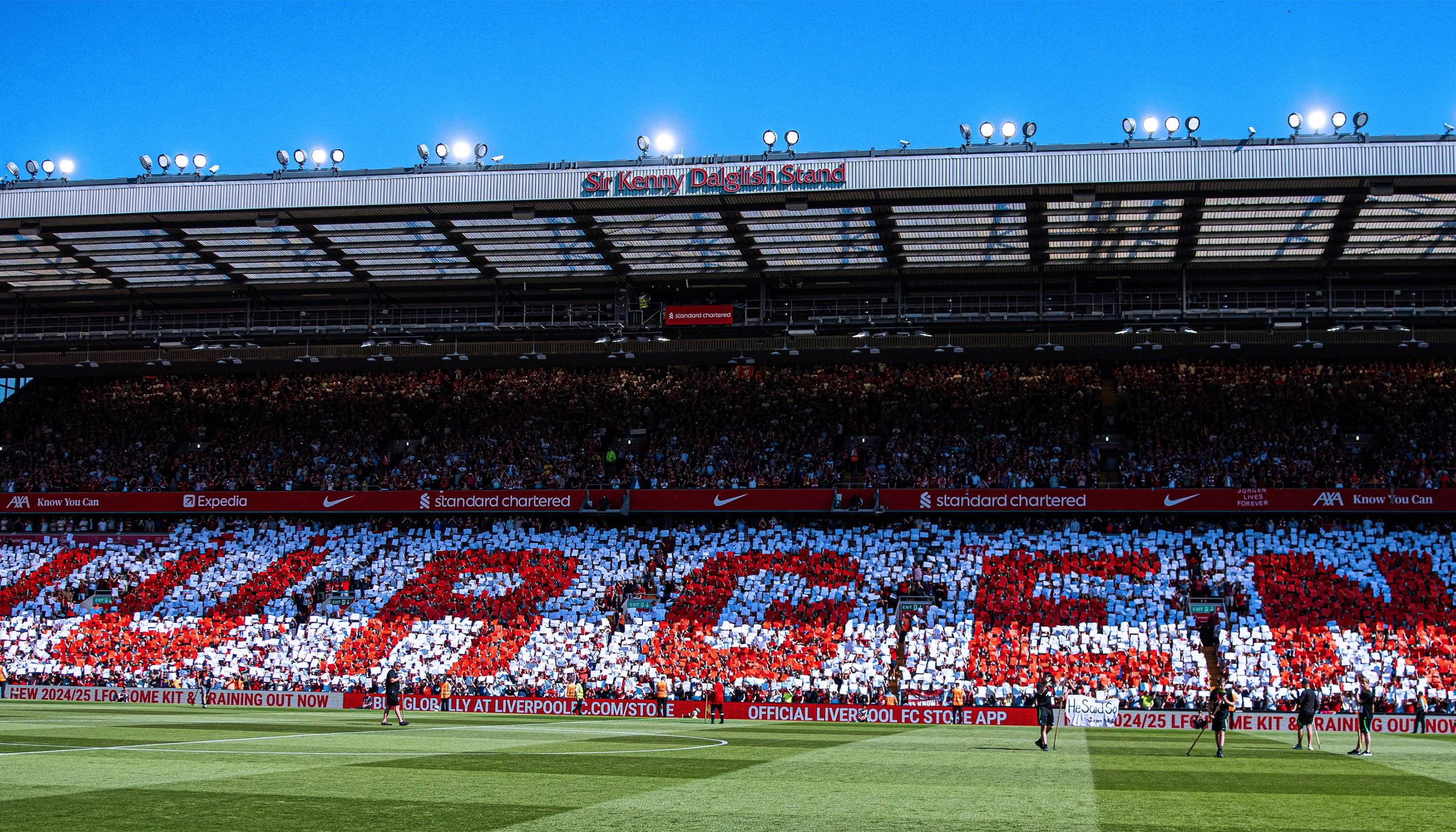 El homenaje en las gradas de Anfield de los aficionados del Liverpool a Jürgen Klopp.