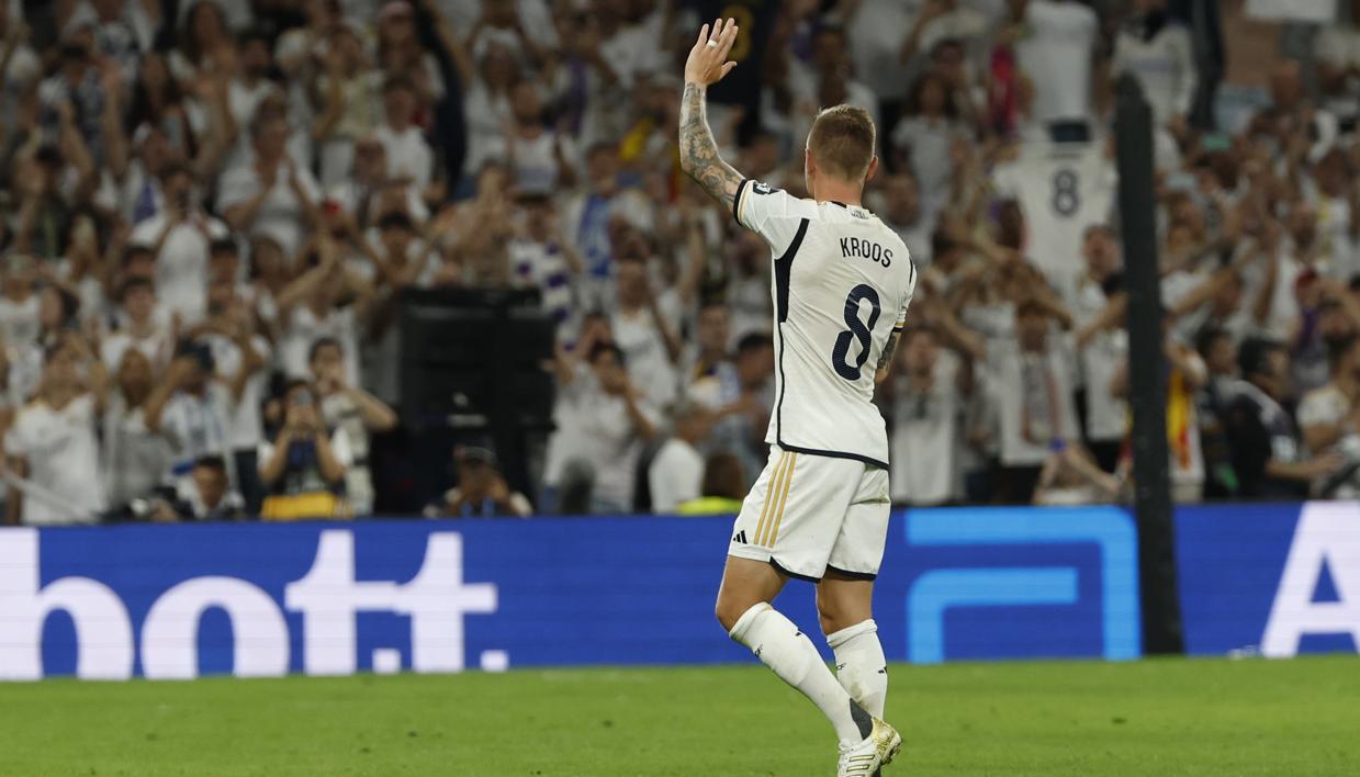 Toni Kroos saluda a la afición del Real Madrid tras el final del partido contra el Betis.