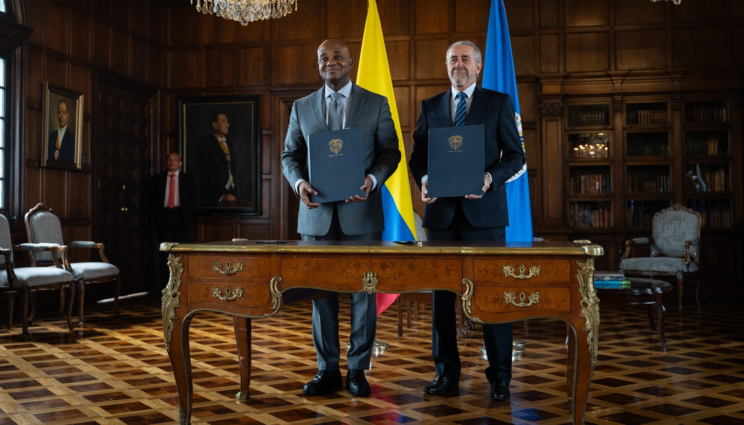  El Canciller Murillo y el jefe de la misión de apoyo al proceso de paz en Colombia de la OEA, y Roberto Menéndez, firmaron este jueves un nuevo convenio de acompañamiento.